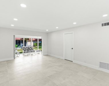 733 Nantucket Circle - Photo Thumbnail 9