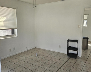 919 Selkirk Street - Photo Thumbnail 1