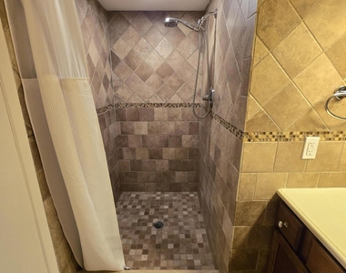 2500 Parkview Drive - Photo Thumbnail 10