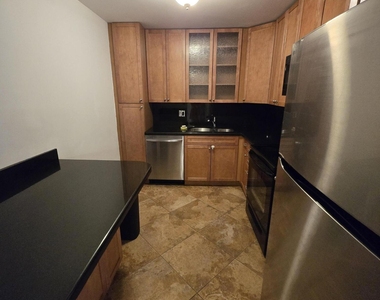 2500 Parkview Drive - Photo Thumbnail 3