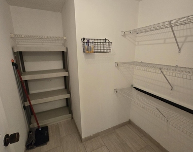 2500 Parkview Drive - Photo Thumbnail 9