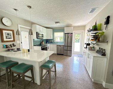 127 Sw 10th Avenue - Photo Thumbnail 2