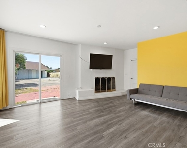 8647 Corbin Avenue - Photo Thumbnail 22
