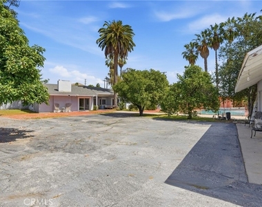 8647 Corbin Avenue - Photo Thumbnail 41