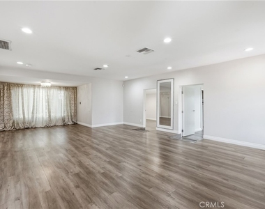 8647 Corbin Avenue - Photo Thumbnail 12