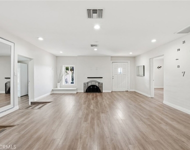 8647 Corbin Avenue - Photo Thumbnail 11