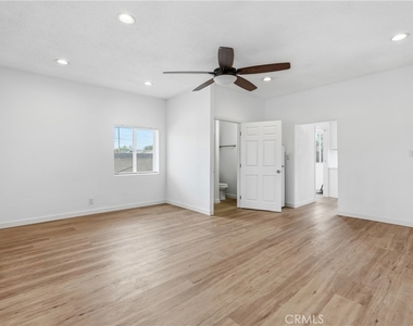 8647 Corbin Avenue - Photo Thumbnail 29