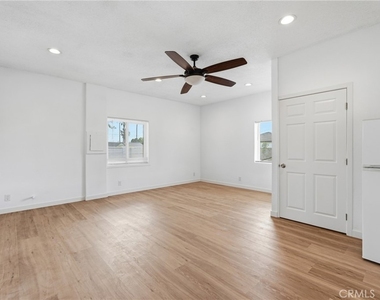 8647 Corbin Avenue - Photo Thumbnail 25