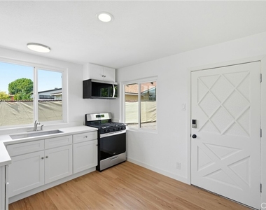 8647 Corbin Avenue - Photo Thumbnail 28