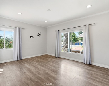 8647 Corbin Avenue - Photo Thumbnail 14