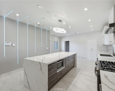 8647 Corbin Avenue - Photo Thumbnail 7