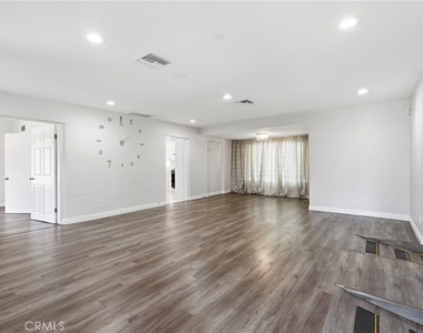 8647 Corbin Avenue - Photo Thumbnail 13