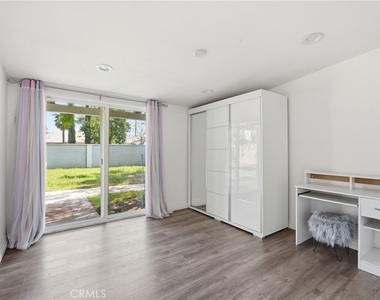 8647 Corbin Avenue - Photo Thumbnail 17