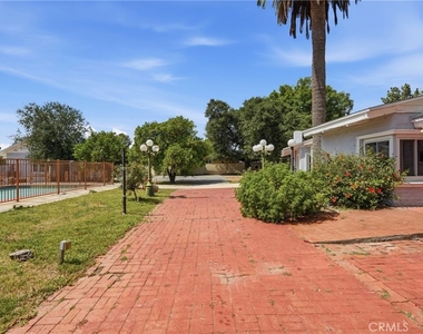 8647 Corbin Avenue - Photo Thumbnail 36