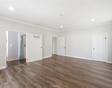 8647 Corbin Avenue - Photo Thumbnail 15