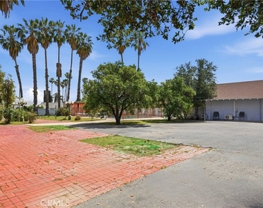 8647 Corbin Avenue - Photo Thumbnail 42