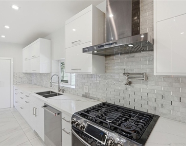 8647 Corbin Avenue - Photo Thumbnail 10