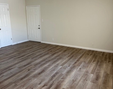 1131 N Kenmore - Photo Thumbnail 3