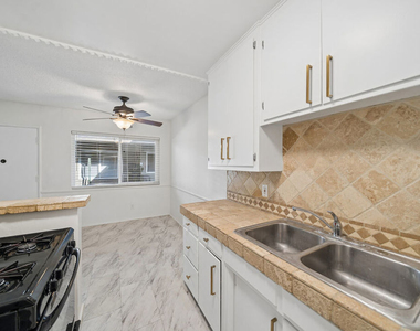 7209 Willoughby Avenue - Photo Thumbnail 5