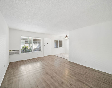 7209 Willoughby Avenue - Photo Thumbnail 7