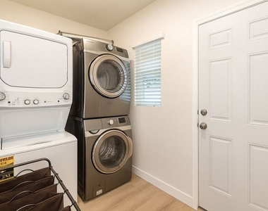 1189 W 36th Place - Photo Thumbnail 5