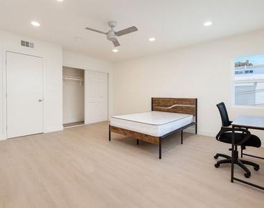 1189 W 36th Place - Photo Thumbnail 6