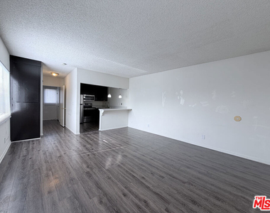 1137 W 36th Place - Photo Thumbnail 1