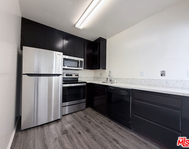 1137 W 36th Place - Photo Thumbnail 3