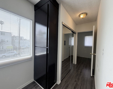 1137 W 36th Place - Photo Thumbnail 4