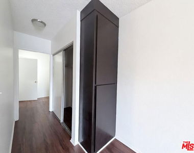1137 W 36th Place - Photo Thumbnail 3