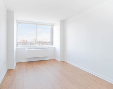 180 Riverside Blvd - Photo Thumbnail 27