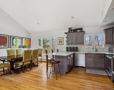 30 Squires Boulevard - Photo Thumbnail 2