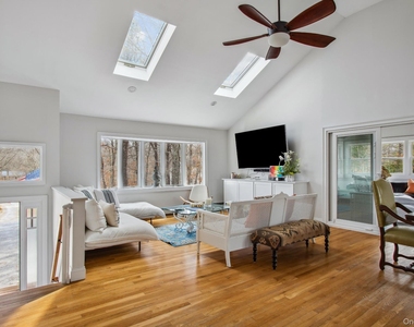 30 Squires Boulevard - Photo Thumbnail 3