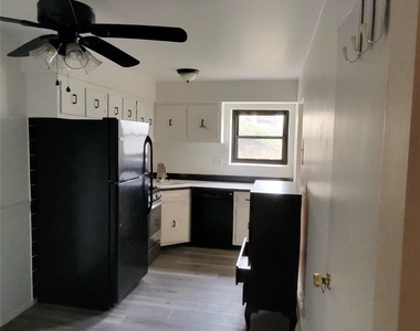 285 Sneden Place - Photo Thumbnail 3