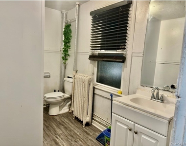 248 Lawrence Avenue - Photo Thumbnail 3