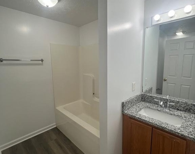 637 East Spencer Street - Photo Thumbnail 5
