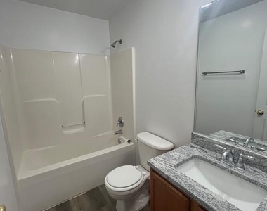 637 East Spencer Street - Photo Thumbnail 2