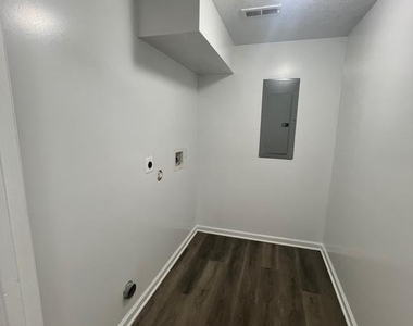 637 East Spencer Street - Photo Thumbnail 6