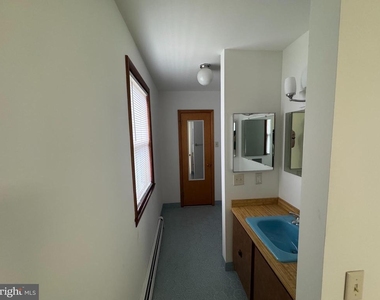 1305 Hawthorne Lane - Photo Thumbnail 10