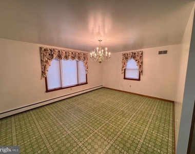 1305 Hawthorne Lane - Photo Thumbnail 6