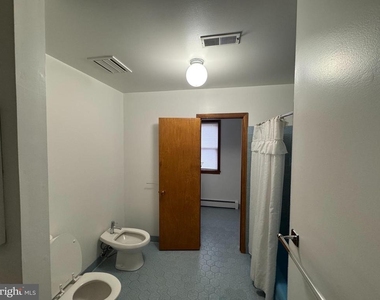 1305 Hawthorne Lane - Photo Thumbnail 11