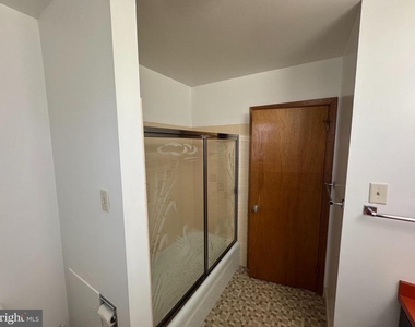 1305 Hawthorne Lane - Photo Thumbnail 15