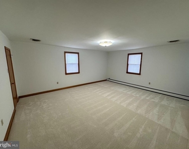 1305 Hawthorne Lane - Photo Thumbnail 8