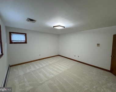 1305 Hawthorne Lane - Photo Thumbnail 18