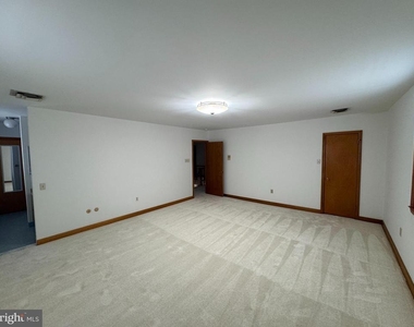 1305 Hawthorne Lane - Photo Thumbnail 9