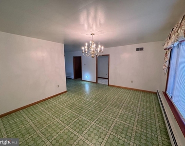 1305 Hawthorne Lane - Photo Thumbnail 5