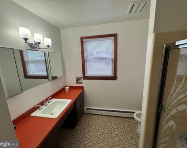 1305 Hawthorne Lane - Photo Thumbnail 14
