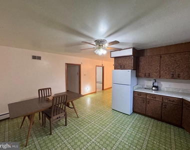 1305 Hawthorne Lane - Photo Thumbnail 4