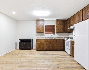 823 N Commerce St - Photo Thumbnail 9