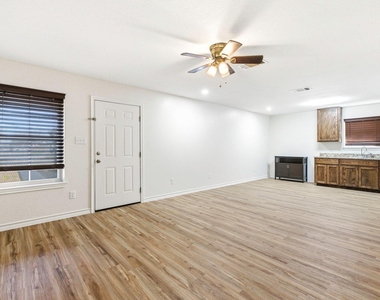 823 N Commerce St - Photo Thumbnail 11